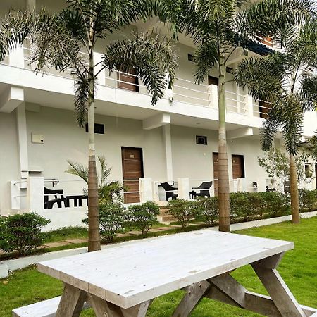 Hotel Fourteen Pods By The Sea Morjim Exterior foto