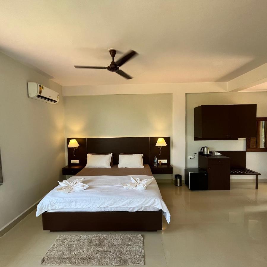 Hotel Fourteen Pods By The Sea Morjim Exterior foto