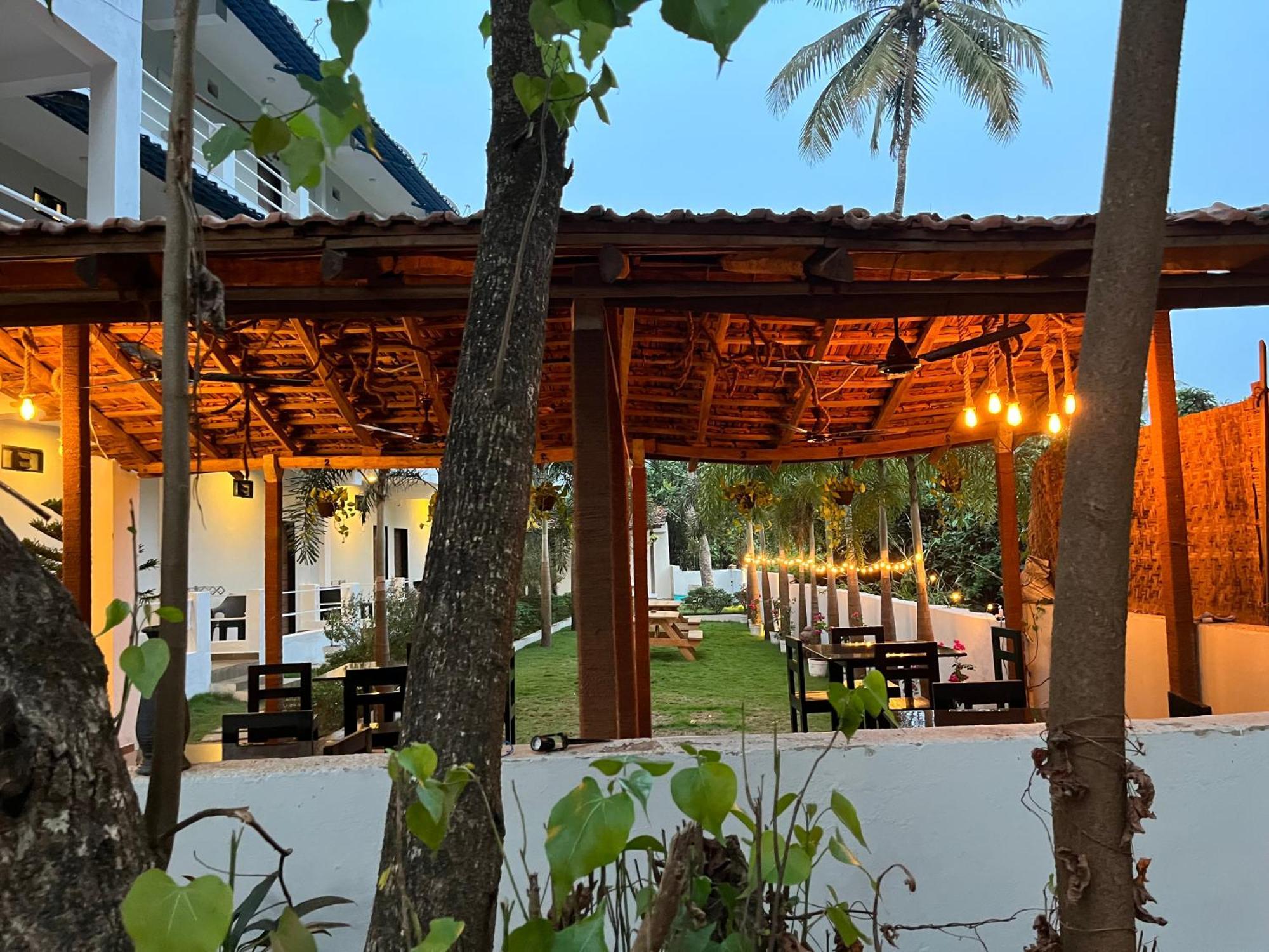 Hotel Fourteen Pods By The Sea Morjim Exterior foto