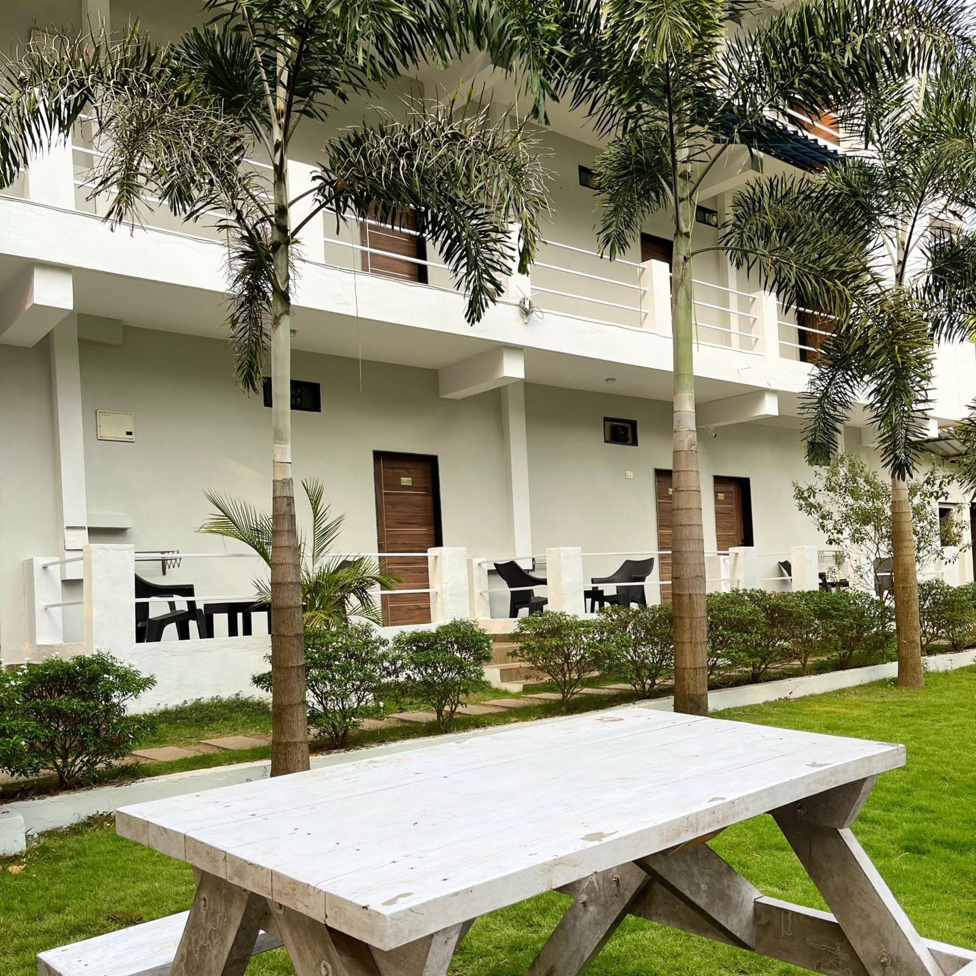 Hotel Fourteen Pods By The Sea Morjim Exterior foto